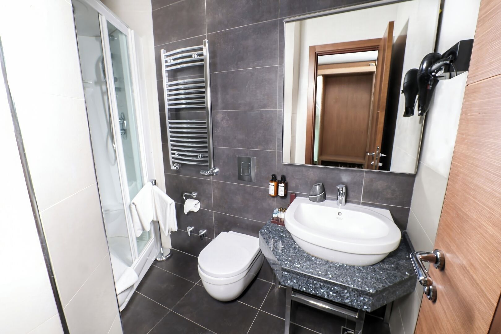 luxury suite, sauna, city view | bathroom | separate bathtub and shower, jetted bath, free toiletries, hair dryer
