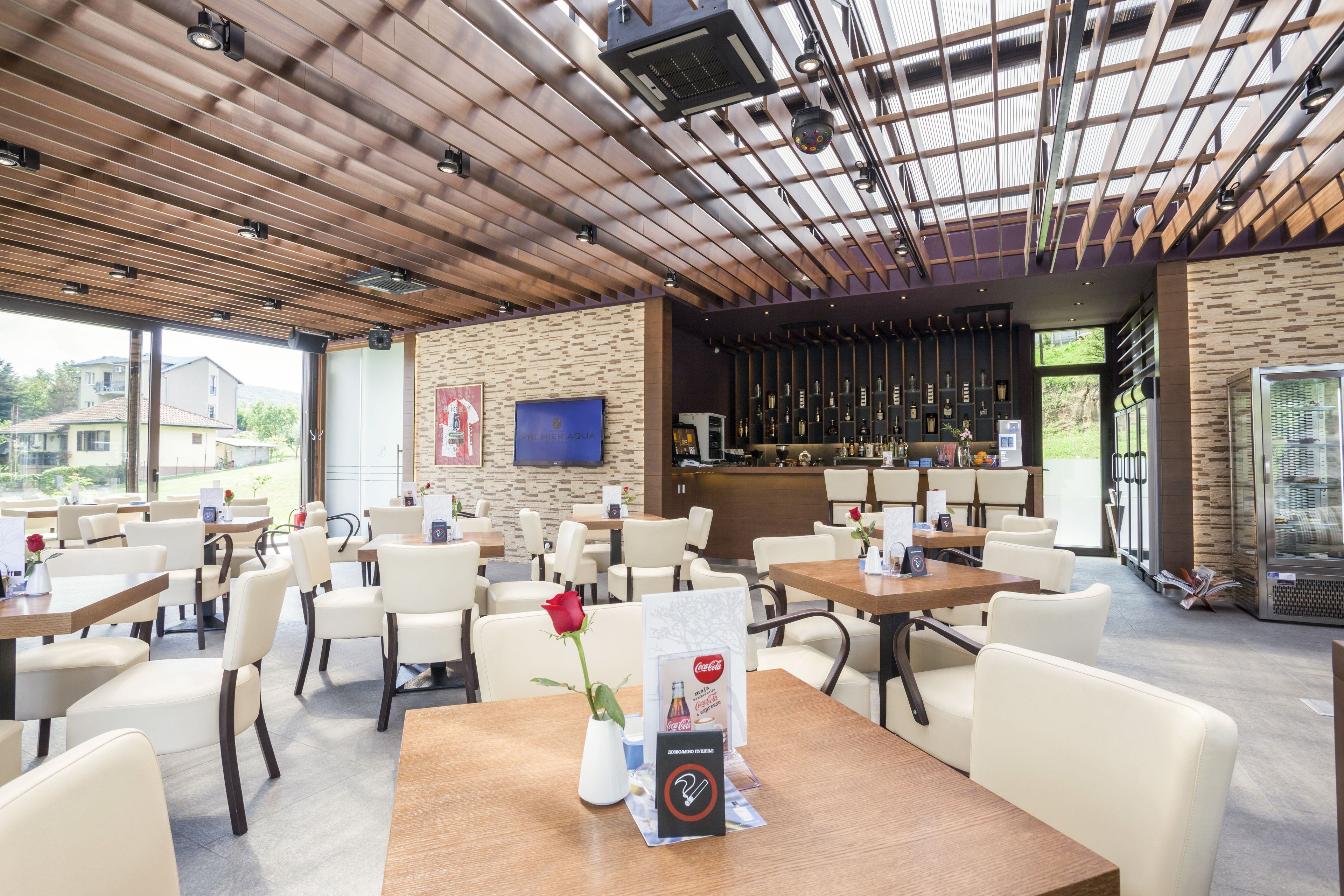 breakfast, lunch, dinner served; international cuisine