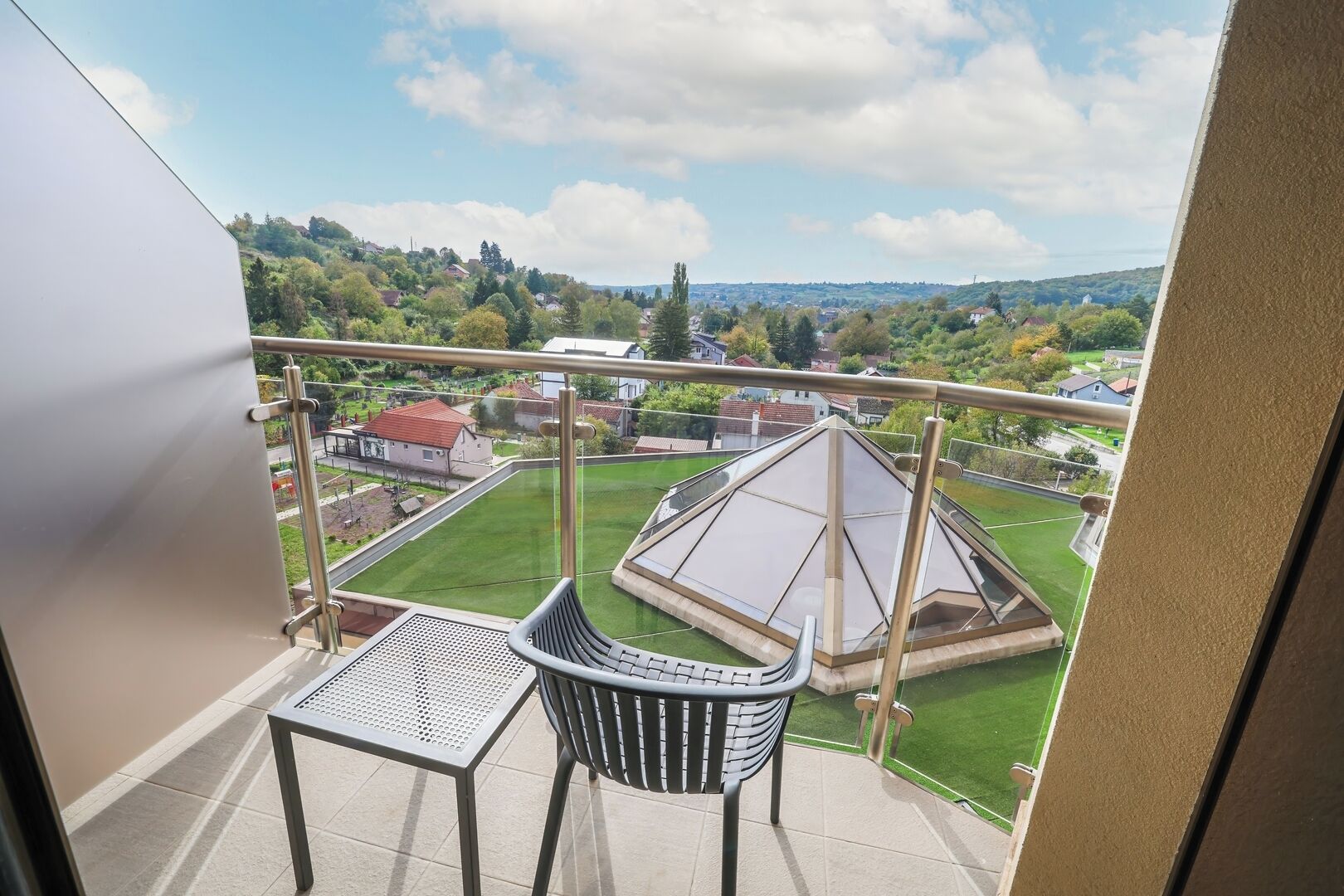 suite, hot tub | terrace/patio