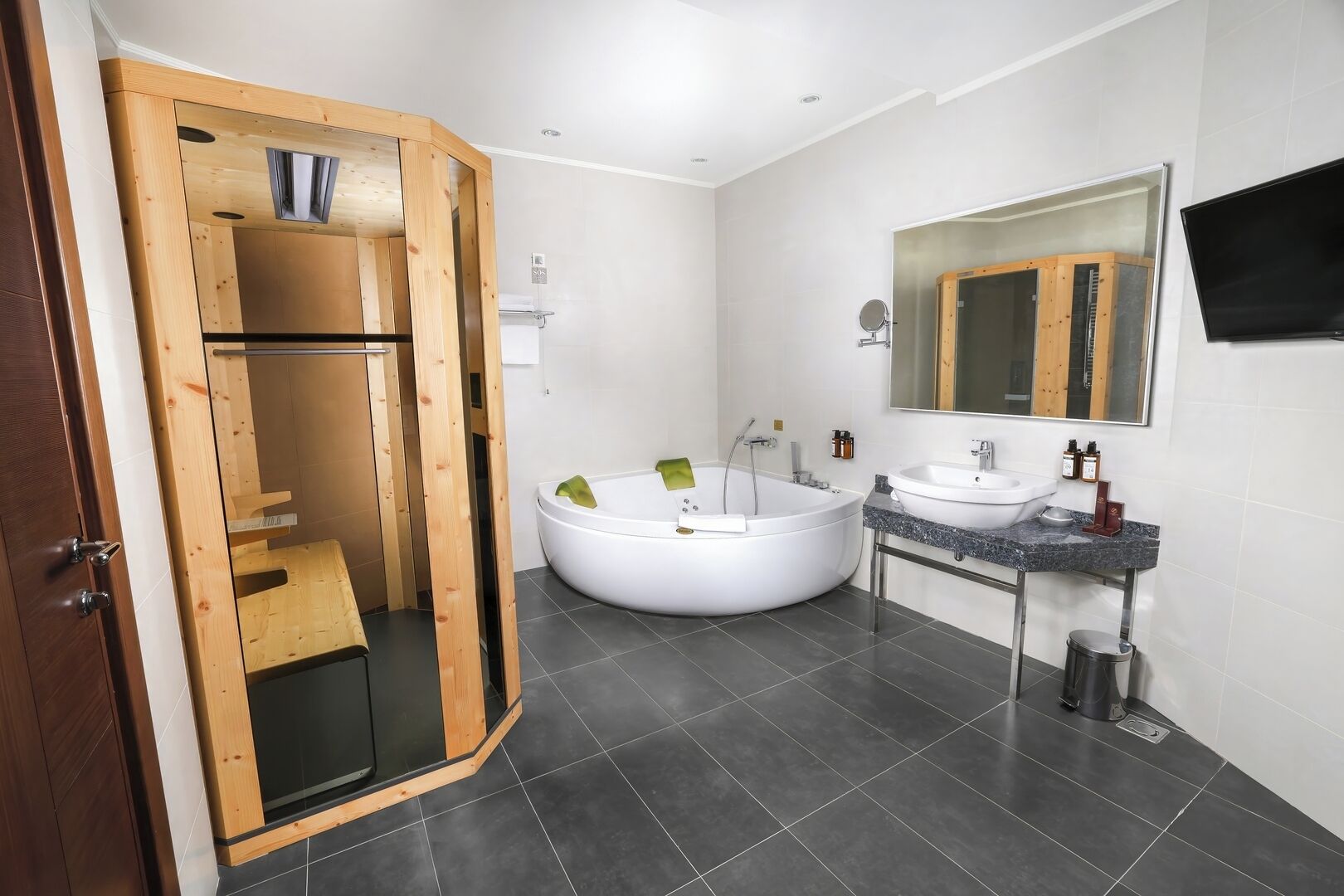 luxury suite, sauna, city view | bathroom | separate bathtub and shower, jetted bath, free toiletries, hair dryer