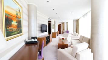 Deluxe Suite, Sauna, Mountain View | Living area | Plasma TV