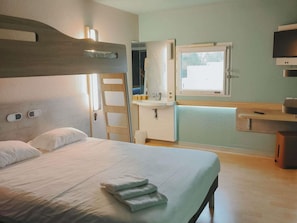 Premium bedding, desk, laptop workspace, blackout curtains - Ibis Budget Poitiers Nord Futuroscope (Chasseneuil-du-Poitou)