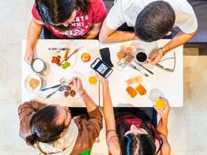 Desayuno buffet todos los días (con cargo) 