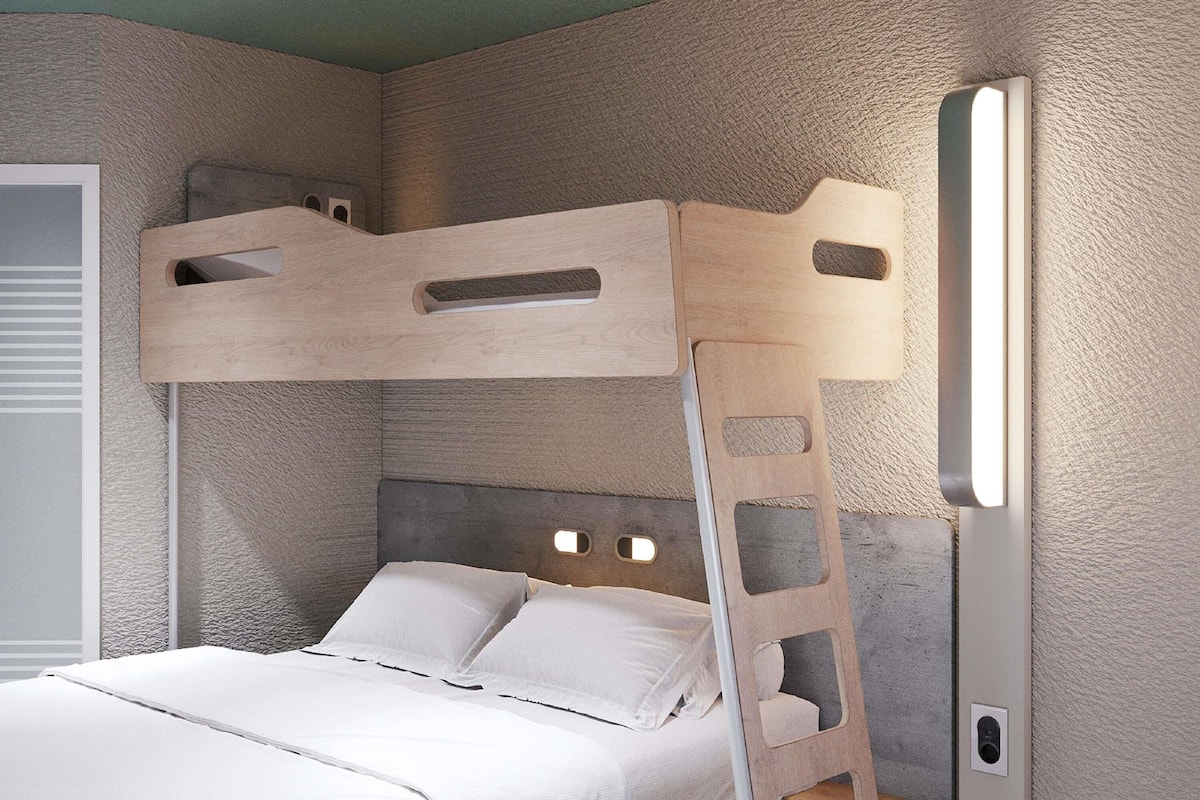 Habitación estándar, varias camas | Ropa de cama de alta calidad, escritorio, cortinas opacas