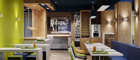 Petit déjeuner buffet (9.90 EUR par personne)