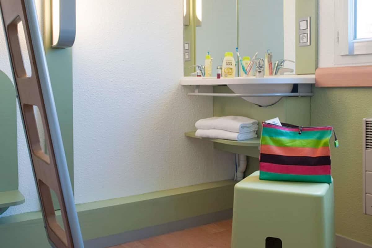 Ropa de cama de alta calidad, escritorio y cortinas blackout