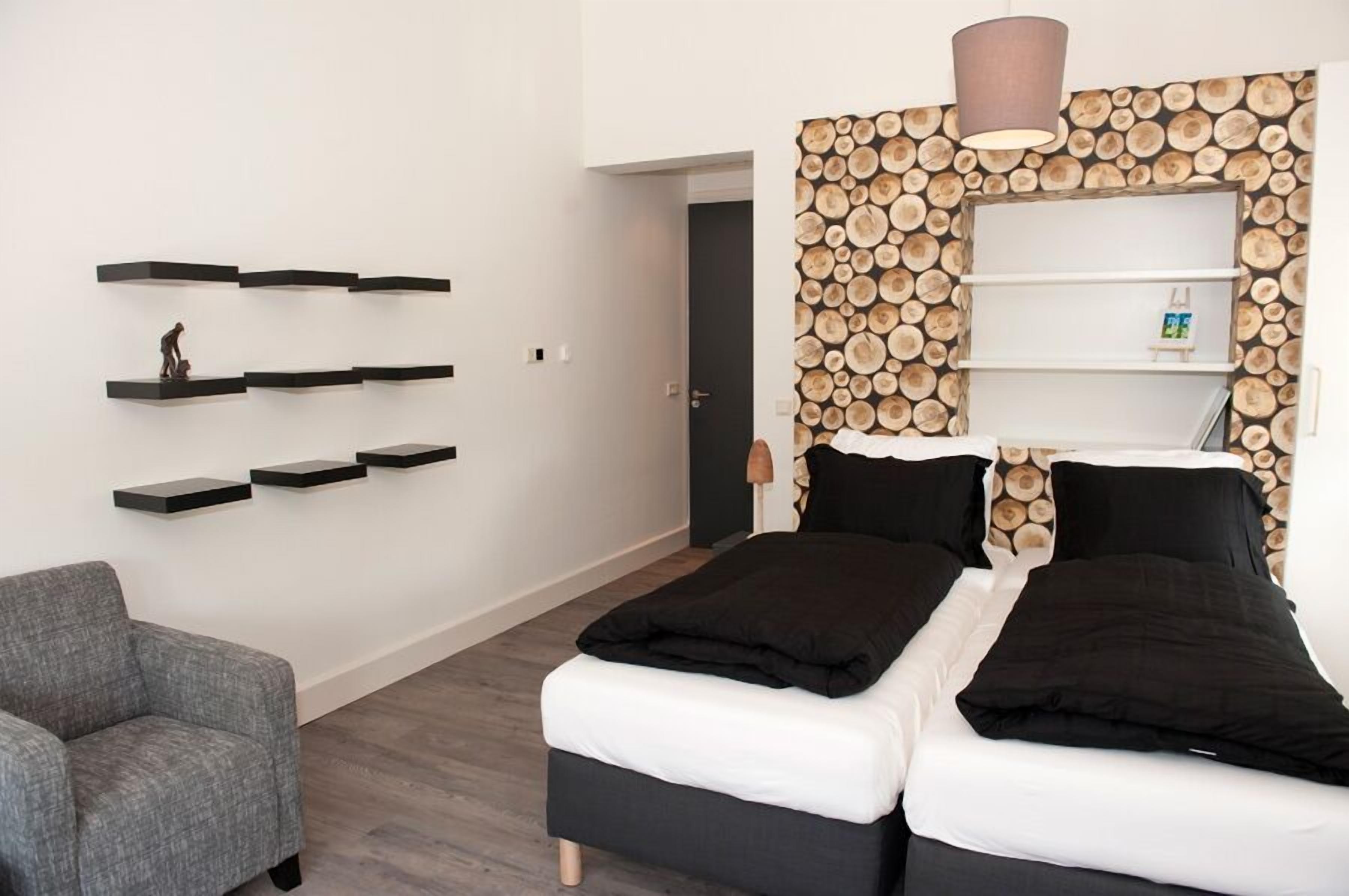 Soundproofing, free WiFi, bed sheets