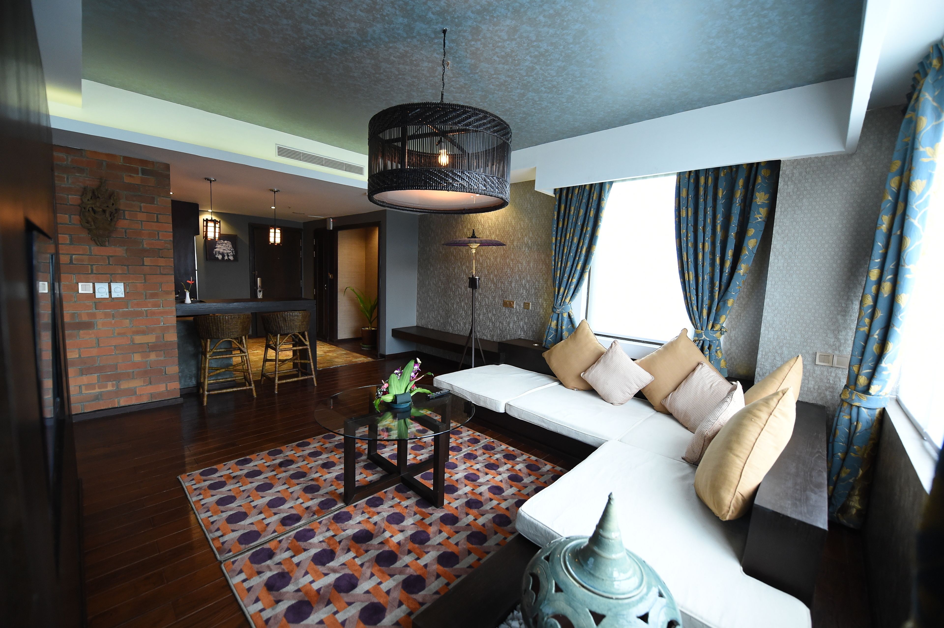 42-inch lcd tv with satellite channels, tv