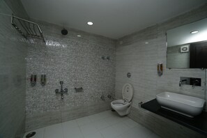 Superior Deluxe AC | Bathroom | Shower, rainfall showerhead, free toiletries, bidet - Hotel Shiv Villa by SAH (Abu Road)