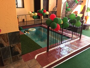 Una piscina al aire libre