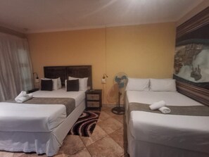 Habitación cuádruple familiar | Caja fuerte, escritorio, tabla de planchar con plancha