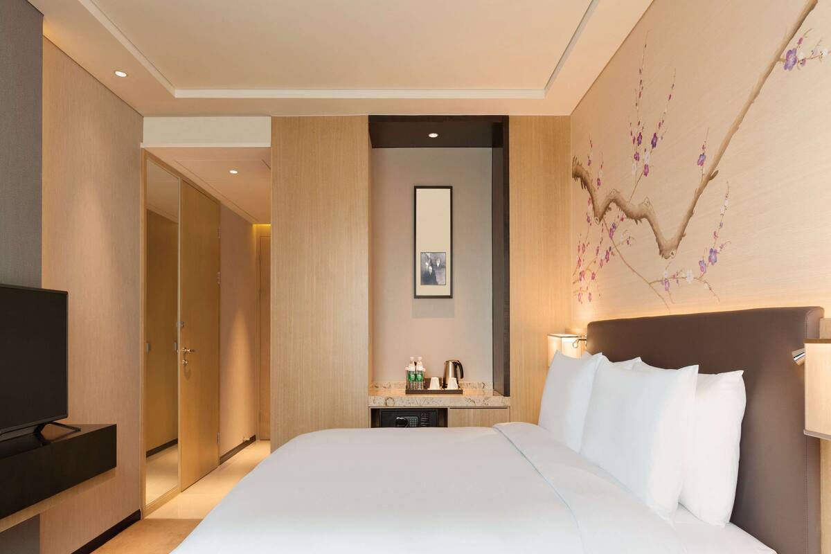 Huone, 1 suuri parisänky, esteetön | Tallelokero huoneessa, äänieristys, ilmaiset vauvansängyt