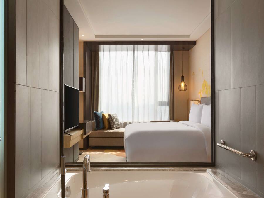 Phòng Suite, 1 phòng ngủ | Phòng tắm | Buồng tắm vòi sen, đồ dùng nhà tắm được thiết kế riêng, khăn tắm