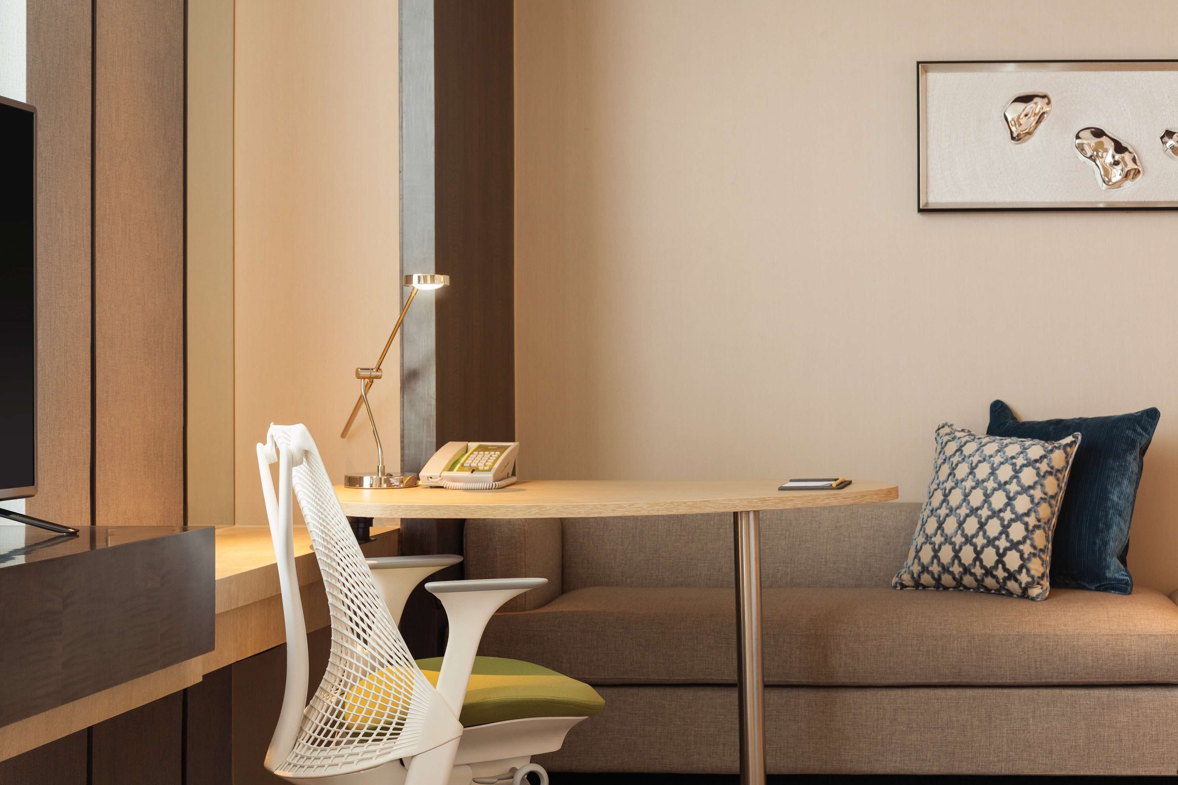 deluxe room, 1 king bed, river view | in-room safe, soundproofing, free cots/infant beds, free wifi