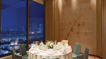 3 间餐厅,供应早餐、午餐和晚餐,国际美食