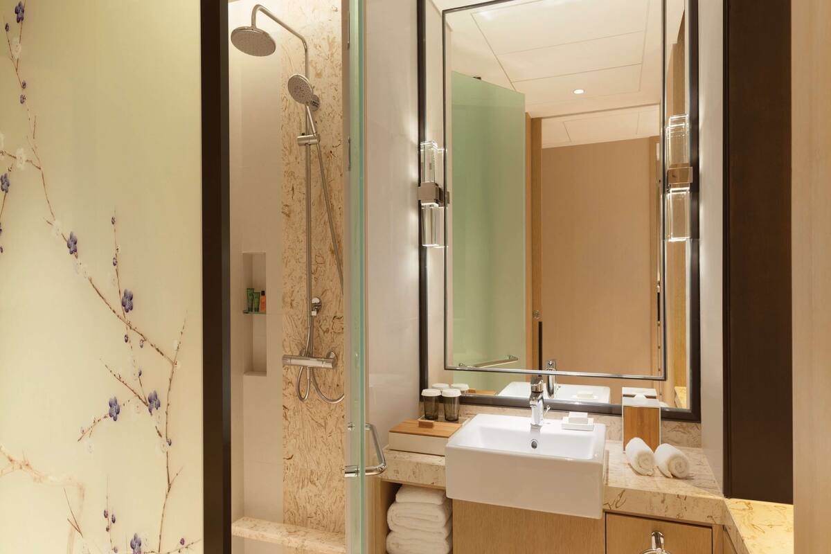 twin room, 2 single beds | bathroom shower