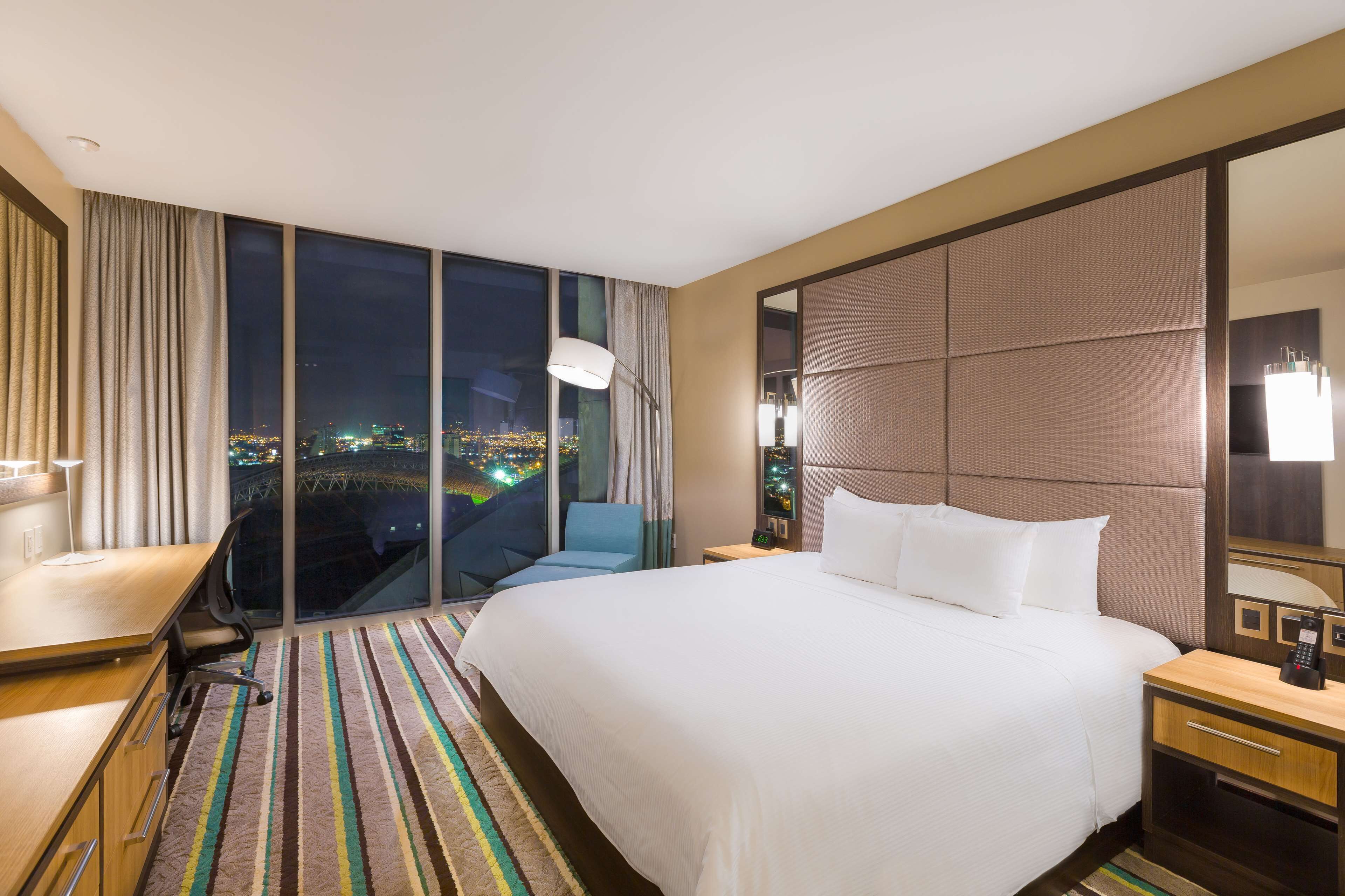 Suite Deluxe, 1 cama King size, para no fumadores | Ropa de cama de alta calidad, edredón y camas Select Comfort 