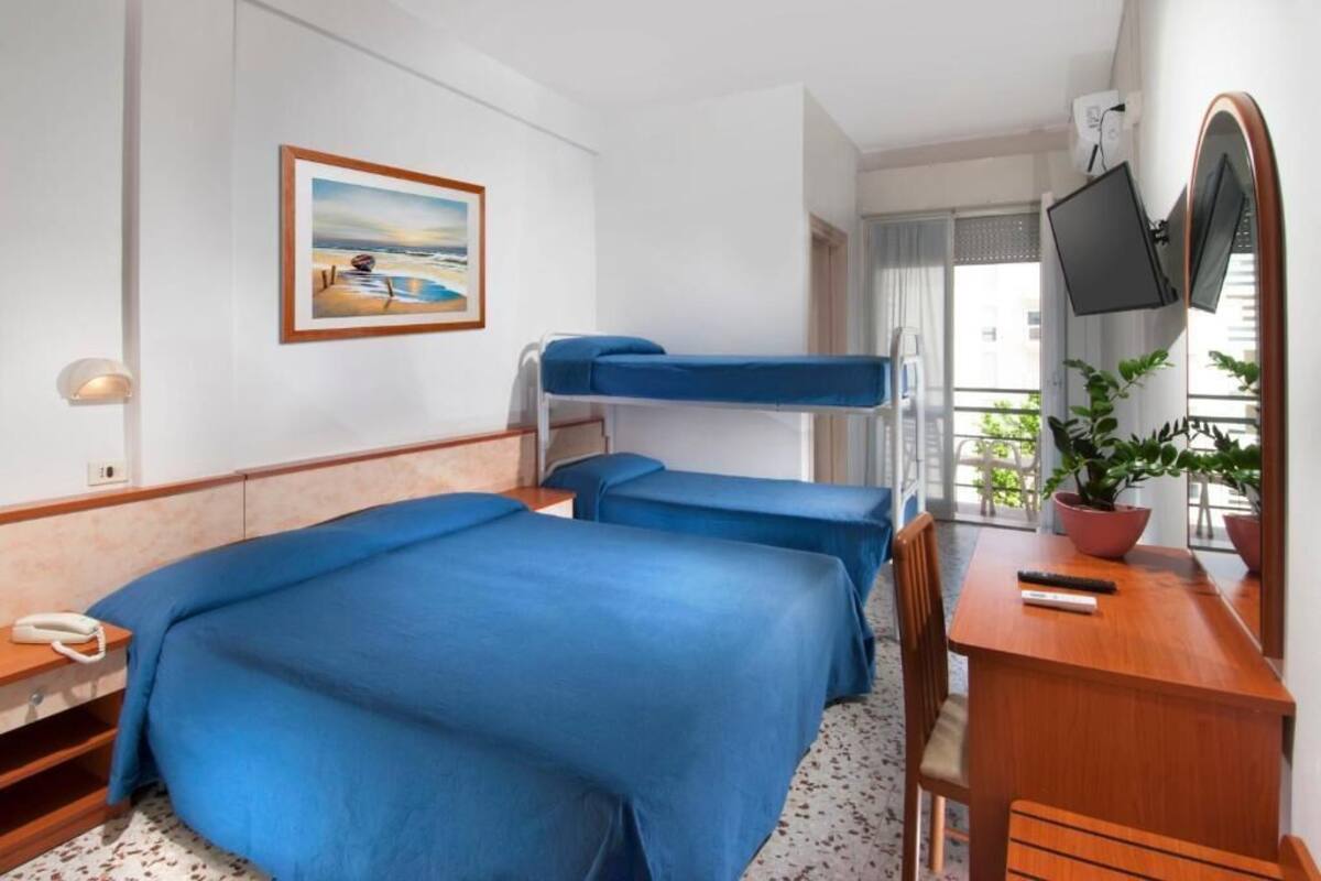 Comfort vierpersoonskamer | Een kluis op de kamer, een bureau, gratis wifi, beddengoed