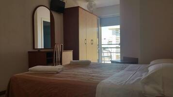 Zimmersafe, Schreibtisch, kostenloses WLAN, BettwÀsche