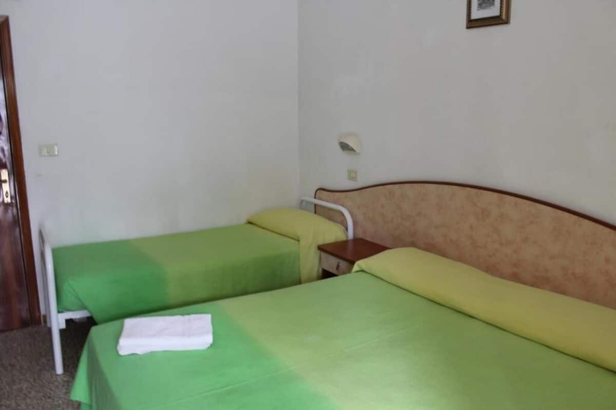 Economy driepersoonskamer | Een kluis op de kamer, een bureau, gratis wifi, beddengoed