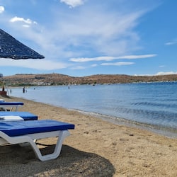 Praia particular, espreguiçadeiras, guarda-sóis