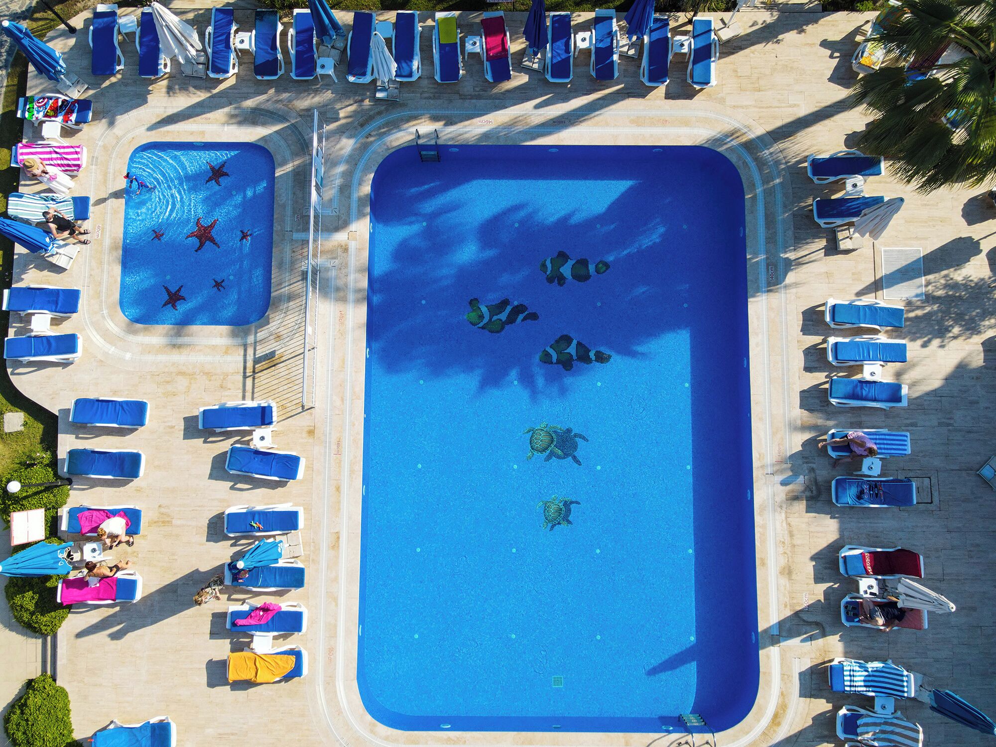 2 Außenpools, geöffnet von 09:00 Uhr bis 18:00 Uhr, Sonnenschirme