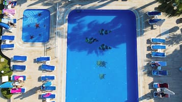 2 Außenpools, geöffnet von 09:00 Uhr bis 18:00 Uhr, Sonnenschirme