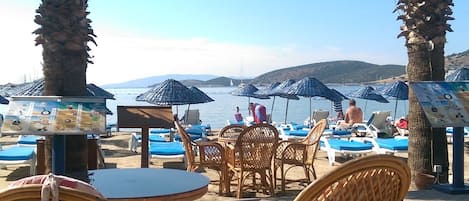 Plage privée, chaises longues, parasols