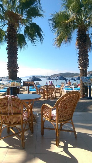 Private beach, sun-loungers, beach umbrellas - Nagi Beach Hotel (Bodrum)