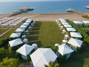 Plage privée, chaises longues, parasols, bar de plage