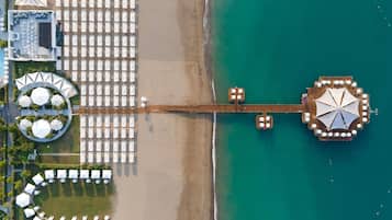 Plage privée, chaises longues, parasols, bar de plage