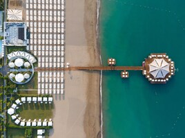 私人海灘、躺椅、太陽傘、間海灘酒吧