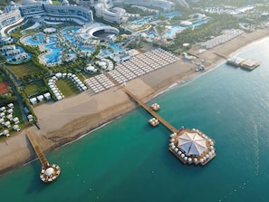 Private beach, sun loungers, beach umbrellas, beach bar - Sueno Hotels Deluxe Belek - All Inclusive (Serik)