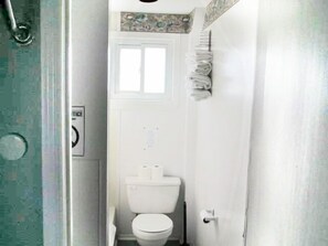 Bañera con ducha, secador de pelo