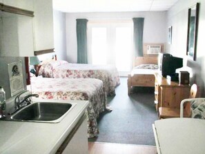Queen Room with Two Queen Beds | Living area