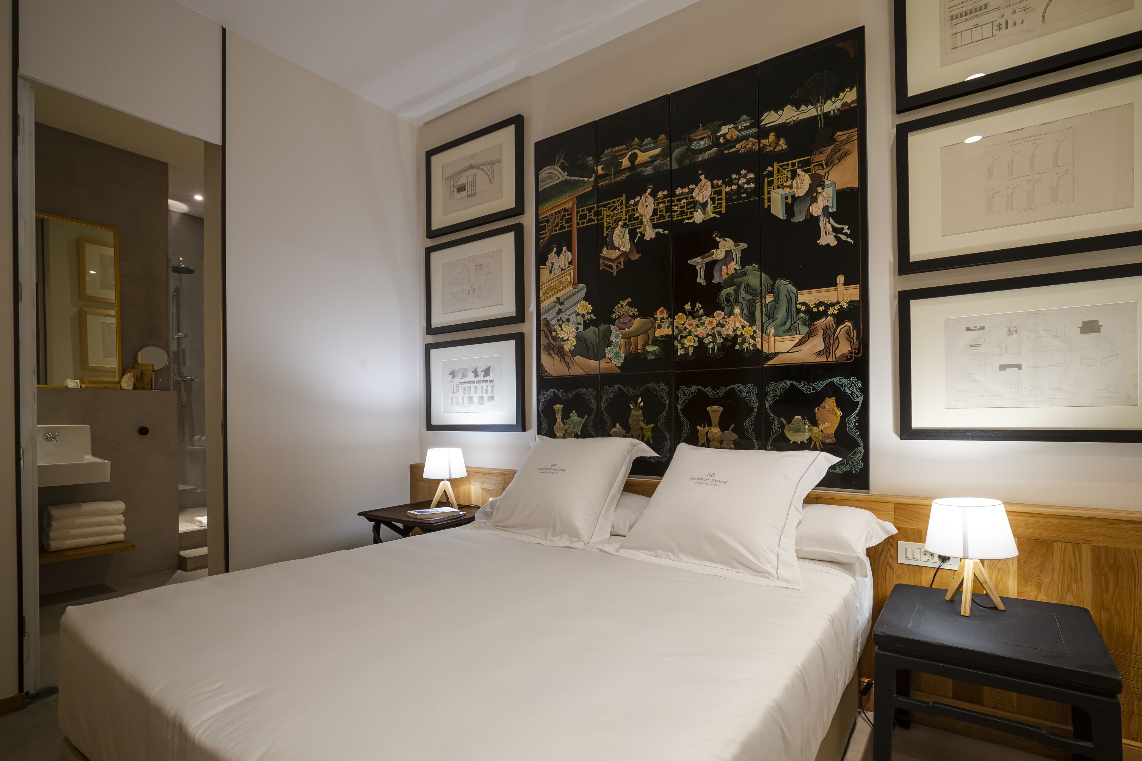 standard room (interior) | premium bedding, minibar, in-room safe, desk