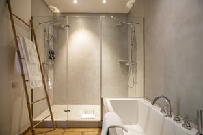 Camera Deluxe | Bagno | Set di cortesia firmato, asciugacapelli, accappatoio, asciugamani