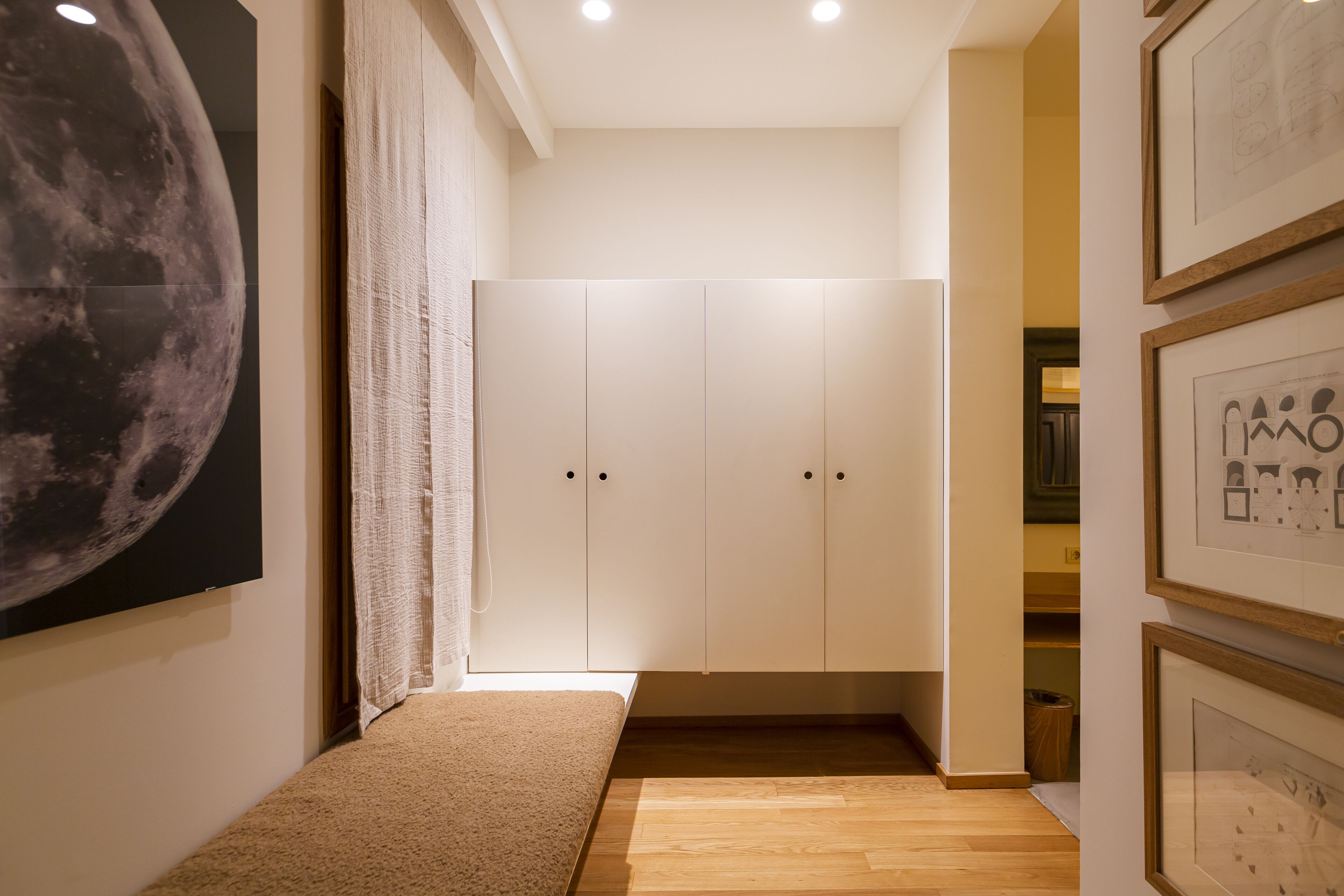 standard room (interior) | premium bedding, minibar, in-room safe, desk