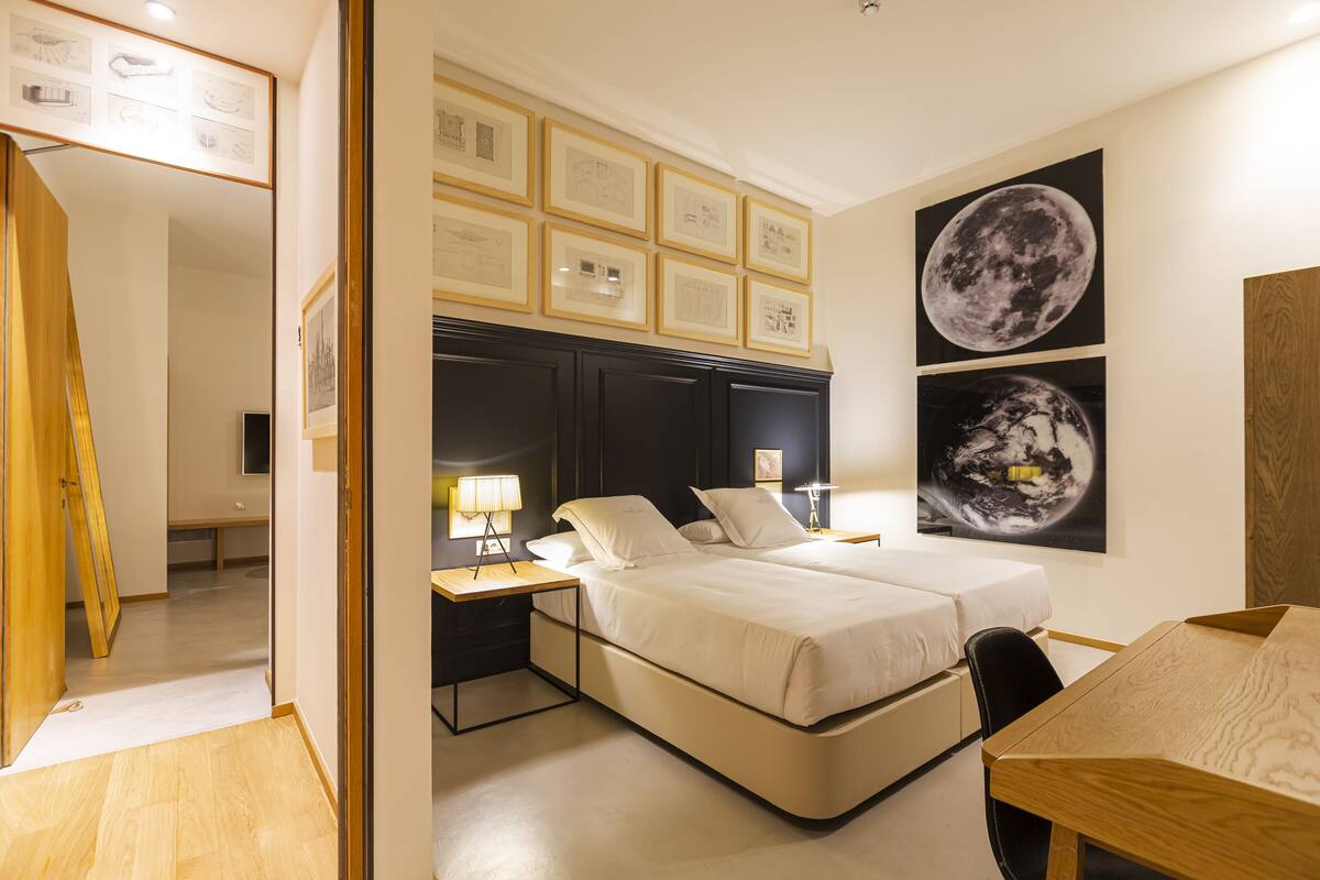 标准房 (Interior) | 高档床上用品、迷你吧、客房内保险箱、办公桌