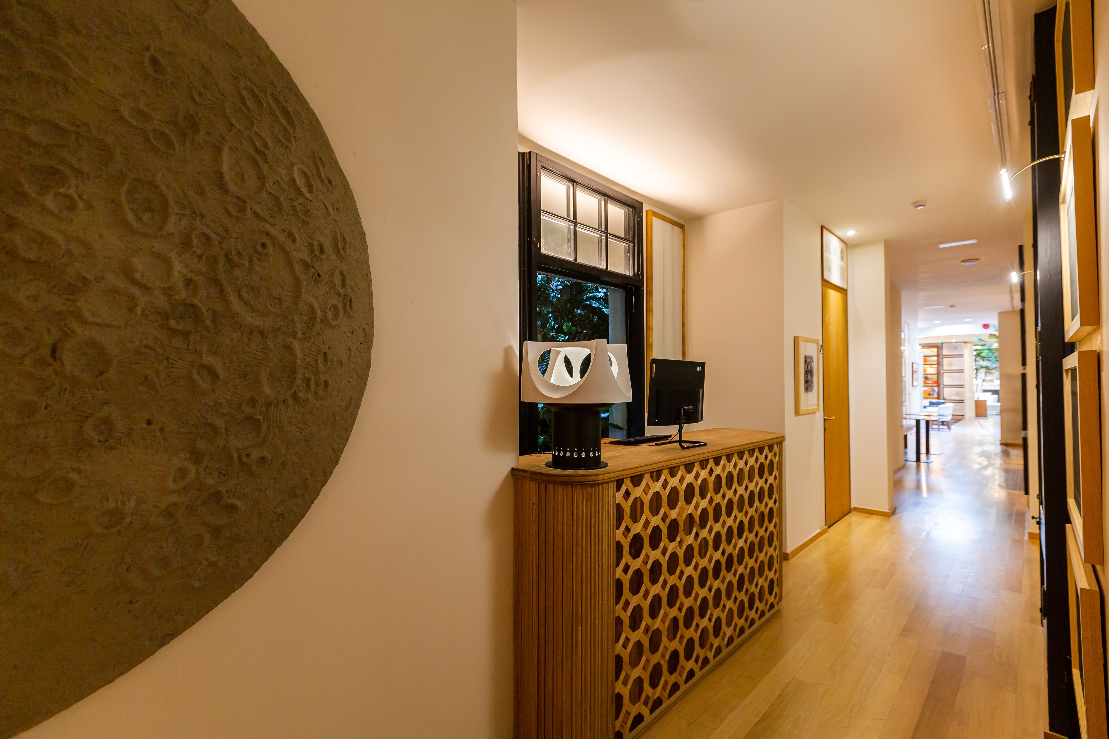 deluxe room | living area | flat-screen tv