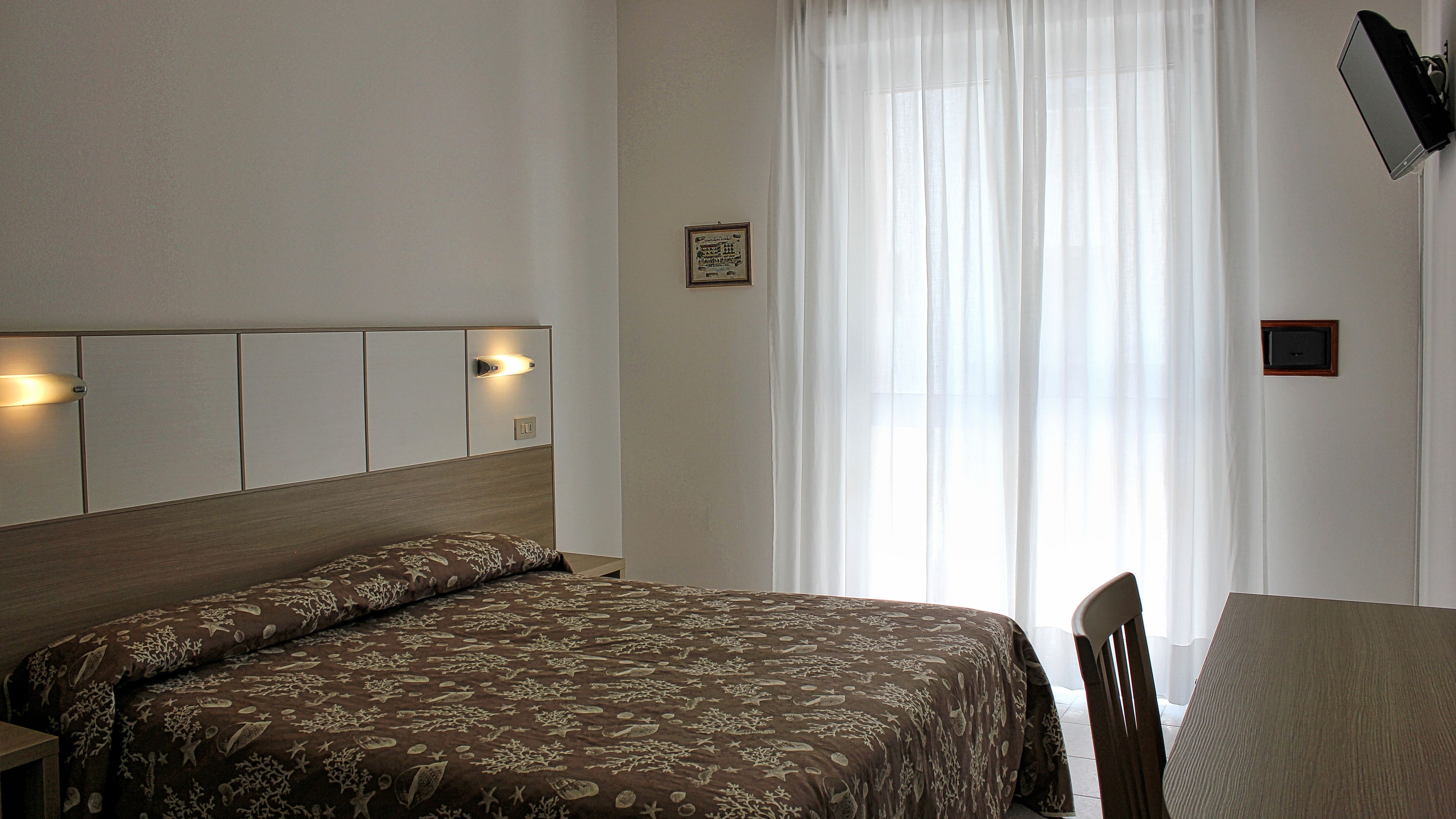 Széf a szobában, íróasztal, ingyenes wifi és ágynemű