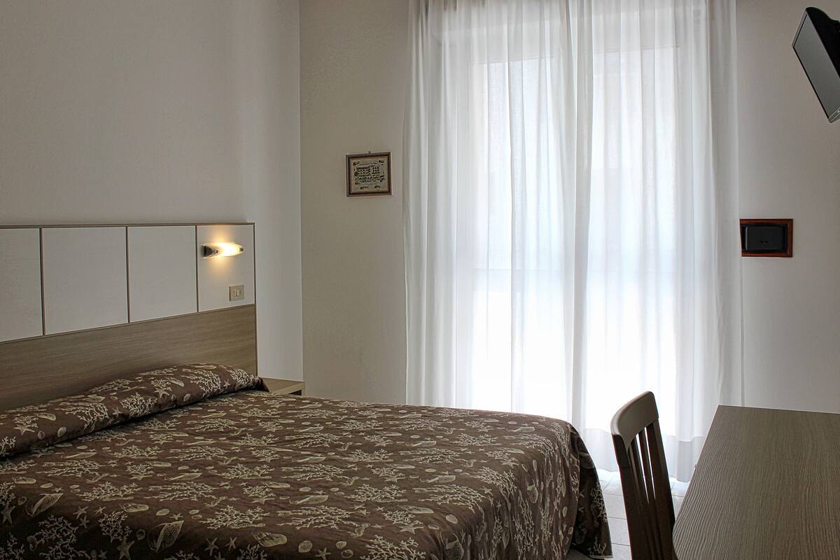 Safe på rommet, skrivebord, wi-fi (inkludert) og sengetøy