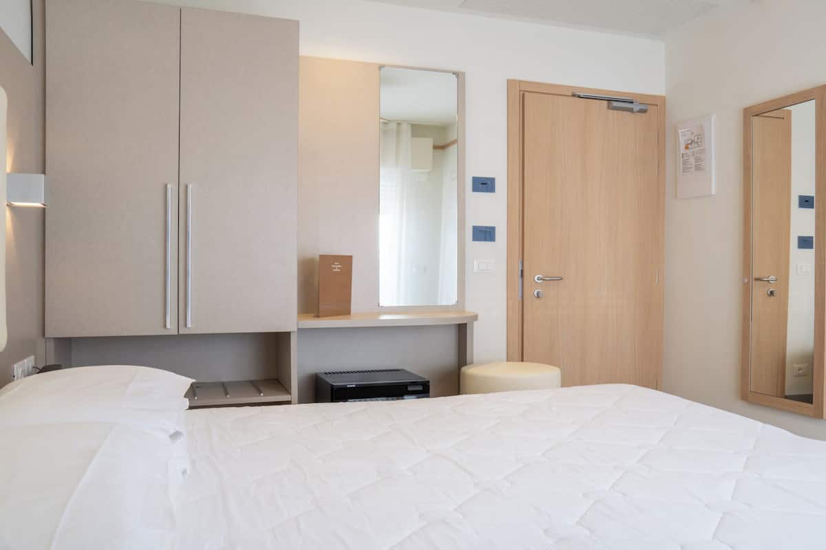 Superior-Doppelzimmer, eingeschränkter Meerblick | Zimmersafe, Schreibtisch, kostenloses WLAN, Bettwäsche