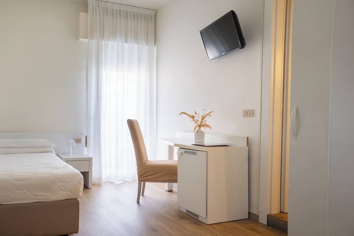 Einzelzimmer, eingeschränkter Meerblick | Zimmersafe, Schreibtisch, kostenloses WLAN, Bettwäsche