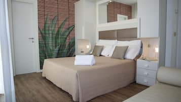 Standard-Vierbettzimmer, eingeschränkter Meerblick | Zimmersafe, Schreibtisch, kostenloses WLAN, Bettwäsche