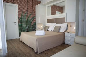 Chambre Quadruple Standard, vue partielle sur la mer