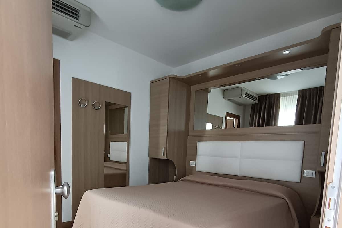 Design Room | In-room safe, desk, free WiFi, bed sheets