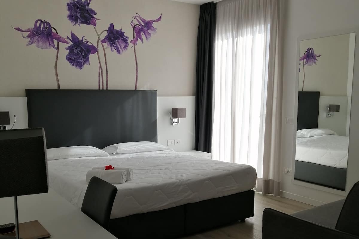 Deluxe-Zimmer, eingeschränkter Meerblick | Zimmersafe, Schreibtisch, kostenloses WLAN, Bettwäsche