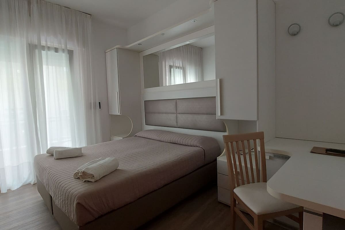 Standard-Doppel- oder -Zweibettzimmer, Blick auf den Innenhof (No elevator) | Zimmersafe, Schreibtisch, kostenloses WLAN, Bettwäsche