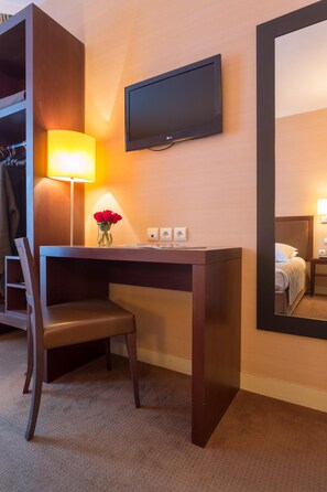 Desk, soundproofing, free WiFi, bed sheets - Hôtel Le Home (Vincennes)